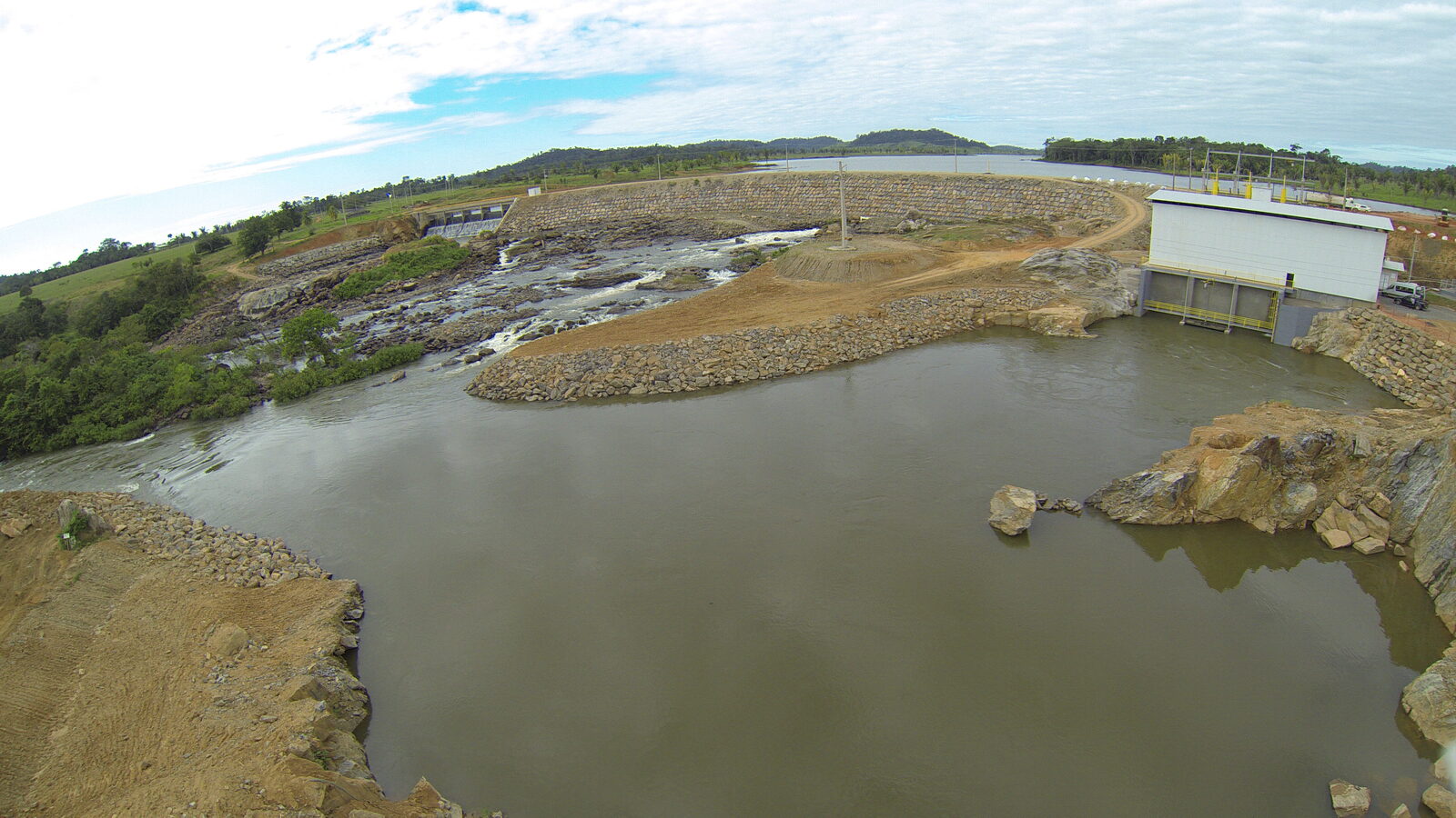 Barragem e casa de força da PCH Santa Cruz, em Santa Catarina