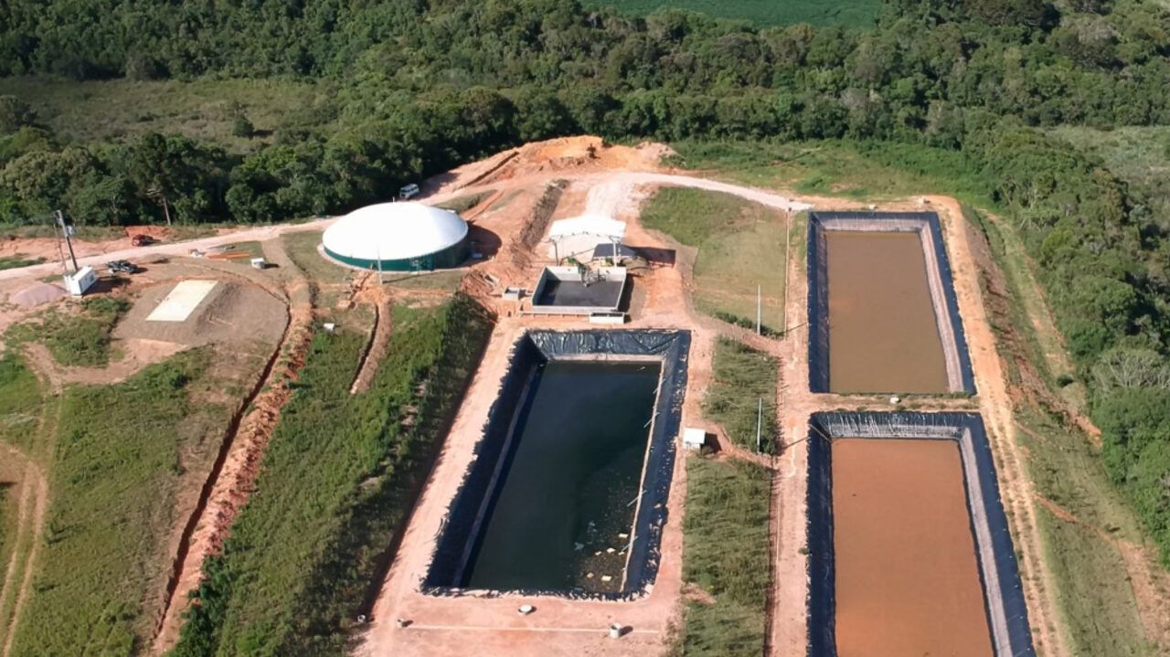 Vista aérea da planta de biogás com biodigestor e lagoas