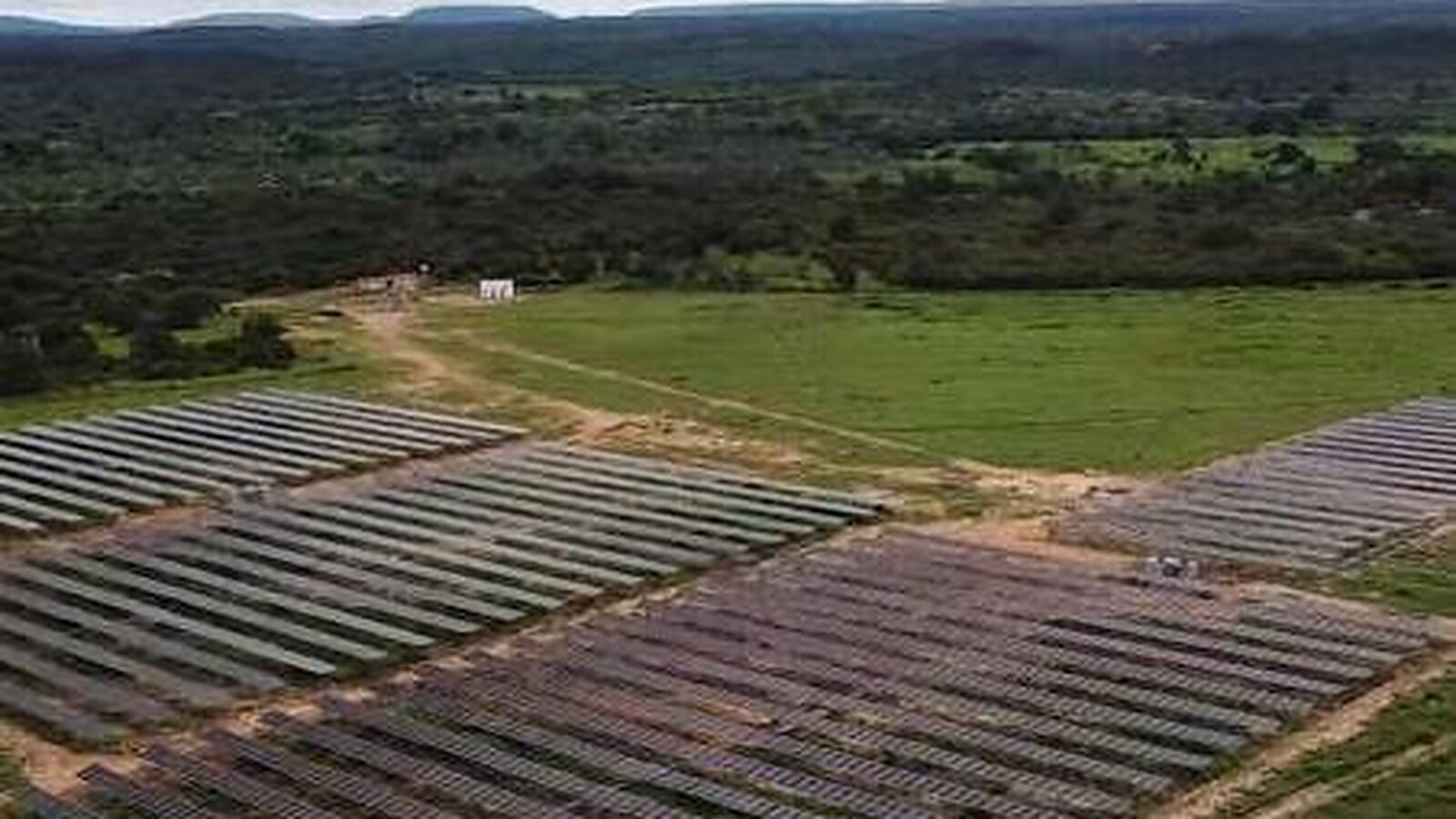 Vista aérea de usina solar de geração distribuída