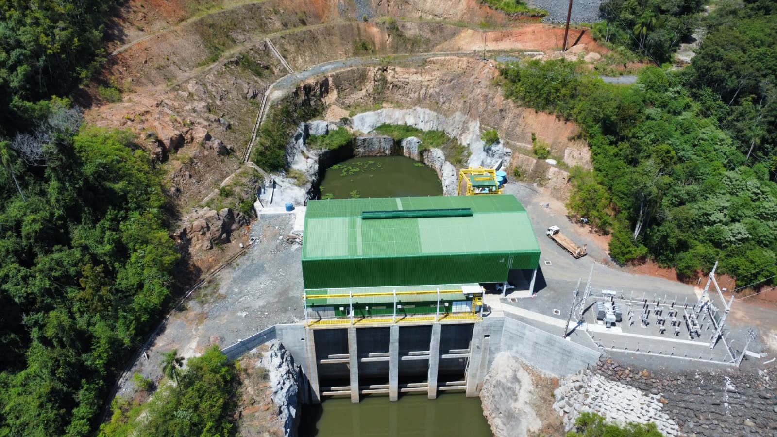 Vertedouro da PCH Ipirá, no Rio do Peixe, em Santa Catarina